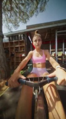 Genç bir kadın açık hava ortamında kürek çekerken zorlu bir antrenmana katılıyor.