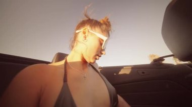 Üstü açık bir arabada gezerken neşeli anlar ve şık titreşimlerle dolu güneşli bir maceranın tadını çıkar.