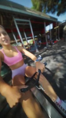 Bir atlet yoğun bir idman seansında aktif olarak yer alır. Bu oturum büyük bir kararlılık ve güç gösterir.