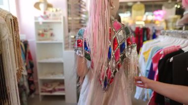 Mankenler heyecan ve stil dolu canlı ve canlı bir alışveriş ortamında modaya uygun giysiler sergiliyorlar.