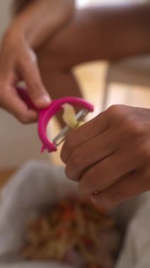 Sıcak bir mutfak ortamında pembe bir sopayla nasıl kolayca meyve soyulacağıyla ilgili eğlenceli bir gösteri izleyin.