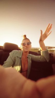 Gün batımının altında üstü açık bir gezinti sırasında saf neşe ve özgürlüğü yakalayan canlı ve canlı bir sahne.