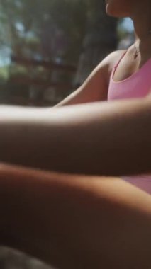 Zindelik aktiviteleriyle meşgul olmak ve canlı renkler ve canlı enerjiyle dolu doğanın güzelliğinin tadını çıkarmak.