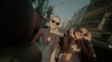 İki yakın arkadaş, maceralı ve güneşli bir üstü açık araba yolculuğunun tadını çıkarıyor. Saf mutluluklarını ve dostluklarını sergiliyorlar.