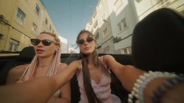 İki yakın arkadaş, maceralarla dolu canlı bir şehirde üstü açık bir arabayla heyecan verici bir yolculuk yapıyorlar.