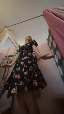 Şık bir model güzel bir çiçekli elbisenin içinde rahat ve şık bir ortamda yeni trendler sergiliyor.