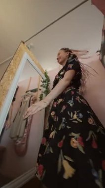 Samimi bir mekanda inanılmaz bir moda ve yaratıcılık sergileyen eğlenceli ve canlı bir seansta bize katılın.