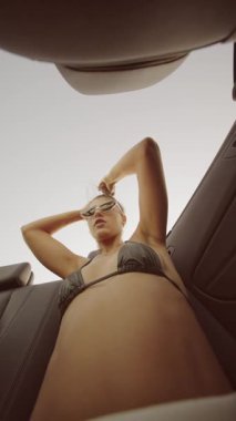 Sıcak güneş ışığını kucaklamak ve güzel bir yaz gününde kumsalda dinlenirken kaygısız anların tadını çıkarmak.