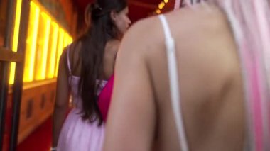 İki arkadaş harika vakit geçiriyorlar. Renkli ve zarif bir ortamda şık bir anın tadını çıkarıyorlar.