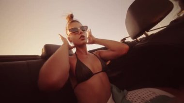 Güneşin altında arkadaşlarla şık, üstü açık bir arabada heyecanlı bir sürüşün tadını çıkar, neşeli yaz anılarını yakala.