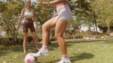 Bugün iki enerjik ve hevesli genç bayan heyecan verici ve eğlenceli bir futbol maçına çıkıyorlar.