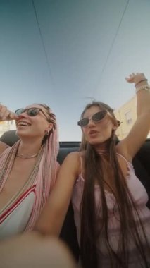 İki yakın arkadaş neşe, neşe ve sıcak gün ışığıyla dolu heyecanlı ve heyecan verici bir yolculuğun tadını çıkarıyorlar.