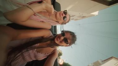 İki iyi arkadaş spor üstü açık bir arabada güneşli bir öğleden sonra yolculuğunun keyfini çıkarıyorlar. Özgürlüklerini ve dostluklarını kucaklıyorlar.