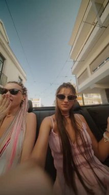 İki arkadaş güneşin altında üstü açık bir arabada eğleniyor, hatıralar yaratıyor ve kaygısız arkadaşlıklarının tadını çıkarıyorlar.