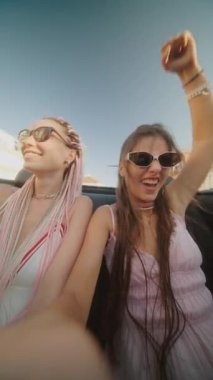 Arkadaşlarla heyecan verici yaz anları. Üstü açık bir yolculuğun tadını çıkarıyorlar. Eğlencenin ve özgürlüğün özünü yakalıyorlar..