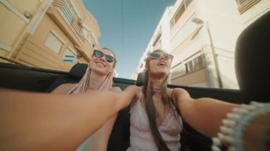 Güneşli bir günde, iki arkadaş otoyolda üstü açık araba sürmenin keyfini çıkarır, müzik ve kahkahalar paylaşırlar.