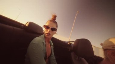 Üstü açık şık bir arabada, güneş ışığını emerek ve her anın tadını çıkararak harika bir neşe içinde geçen bir gün.