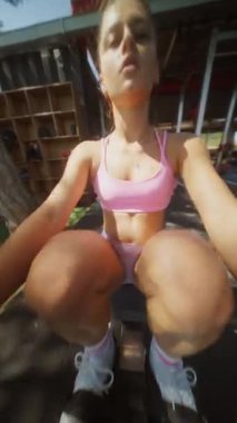 Canlı ve enerjik bir egzersiz anı yakalamak ve kendine güven veren şık pembe bir giysi giymek.