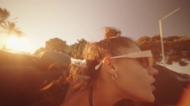 Özgürlüğün gerçek özünü şık ve heyecan verici bir macerayla günbatımı anlarında üstü açık şık bir arabada yakala.