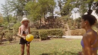 Güneşli bir günde arkadaşlarla dışarıda güzel bir park ortamında voleybol oynarken harika vakit geçiriyorum.