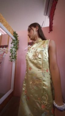 Genç, yetenekli bir manken göz kamaştırıcı güzellikte bir elbise giyerken renkli ve canlı bir soyunma odasında...