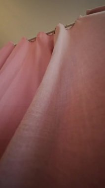 Canlı bir butik ortamında şık ve güzel elbiseler sergileyen şık ve çekici bir tryon seansı.