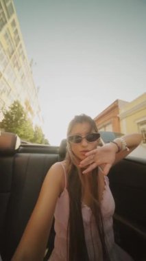 Kaygısız bir gün, keyifli bir şekilde, üstü açık bir arabada dolaşarak, özgürlüğünü ve yaz eğlencesini güzel bir şekilde sergileyerek geçirdi.