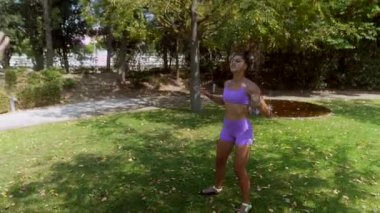 Güneşli bir parkta renkli bir topla oynayan iki yakın arkadaş, saf neşe ve dostluk sergiliyorlar.