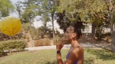 İki arkadaş güneşli bir günün tadını çıkarıyorlar. Parkta renkli bir baloyla oynuyorlar. Arkadaşlıklarını kutluyorlar.