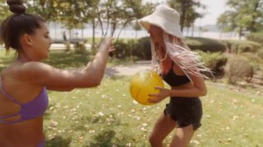 Bu güneşli günde, arkadaşlar birlikte vakit geçirmeyi, parkta oynamayı ve gülmeyi, harika anılar yaratmayı severler.