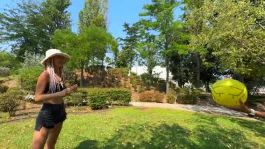 Bugün parkta güneşli güzel bir günün tadını çıkarıyorum. Renkli bir baloyla neşeyle oynayıp eğleniyorum.