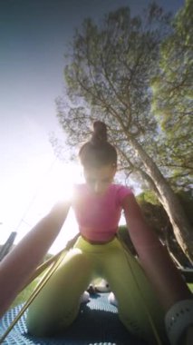 Dayanıklılık bantlarının olduğu, spor meraklıları için mükemmel bir açık hava yoga seansında bize katılın.