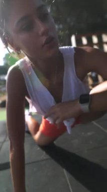 Bir atlet, açık hava spor salonunda son derece etkili bir esneme hareketi yapıyor.