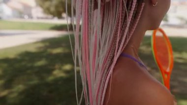 Gösterişli ve çekici bir görünüş. Uzun örgülü saçlar, parlak pembe renkler, yaz titreşimleri için ideal.