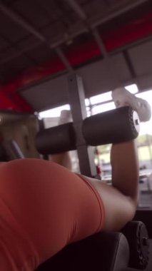 Spor salonundaki dinamik egzersiz ayarlarını kullanarak bacak hareketlerini ön plana çıkaran kapsamlı bir bacak egzersizi.