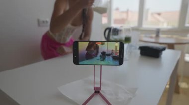 Tüm unutulmaz anları canlı bir şekilde yakalamak için akıllı bir telefonun kullanıldığı keyifli bir yemek oturumu sunuyoruz.