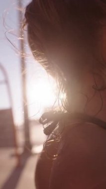 Sıcak güneş ışığında ışıldayan bir cilt, yaz günlerinin nefis özünü yakalıyor.