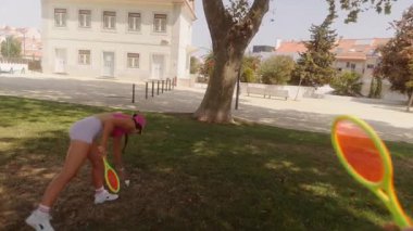 Canlı ve dinamik bir sahne. Renkli ekipmanlarla kadınların eğlenceli açık hava aktivitelerine katıldığı bir sahne.