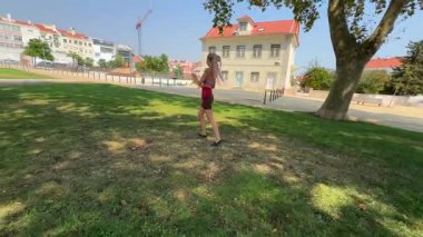 İki yakın arkadaş güneşli bir parkta çeşitli oyunlar oynarken harika ve eğlenceli bir gün geçiriyorlar.