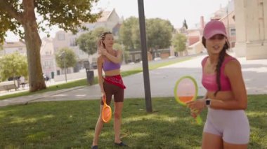 Arkadaşlarla dışarıda geçirilen neşeli ve enerjik anları, canlı neşe ve enerjiyi yakalamak.