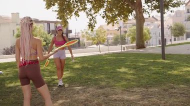 Bu güneşli günde, arkadaşlarımla vakit geçiriyorum, enerjiyle dolu bir parkta oyunlar oynuyorum.