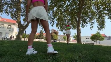 İki yakın arkadaş, güneşli bir ortamda arkadaşlığın ve enerjinin neşesini sergileyerek açık havada oynamaktan hoşlanırlar.