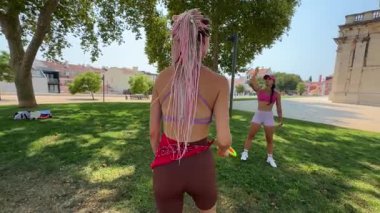 Bu güzel güneşli günde, kendimizi dışarıda arkadaşlarımızla parkta oyun oynarken buluyoruz.