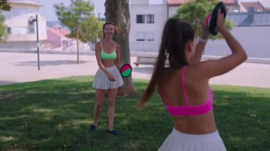 Parkta güneşli güzel bir günün tadını çıkarırken iki yakın arkadaş neşeli ve eğlenceli açık hava oyunlarıyla meşgul oluyorlar.