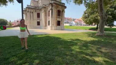 İki kadın neşeli bir şekilde güneşli bir günün tadını çıkarıyorlar, oyunlar oynuyorlar ve yaz eğlencesini somutlaştırıyorlar.