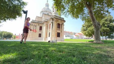 Güzel bir parkta köpeklerle vakit geçirirken eğlenceli bir tenis maçına katılarak harika ve enerjik bir gün geçir.