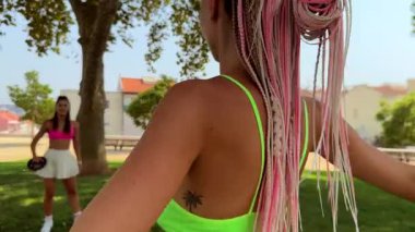 Neşeli bir yaz gününde, kahkaha ve neşe dolu bir oyun, arkadaşları güneşli bir parkta eğlenirken havayı doldurur.