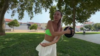 İki enerjik kadın güneşin altında neşeyle oynuyorlar, dostluklarını sergiliyorlar ve aktif yaşam tarzlarını destekliyorlar.