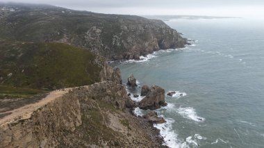 Dramatik uçurumlar ve çarpan dalgalarla tamamlanmış nefes kesici bir sahneyi keşfetmek için bir dakikanızı ayırın.