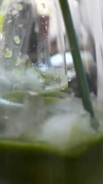 Buzlu taze yeşil bir içecek, sıcak yaz günleri için mükemmel ve sağlıklı yudumlamak için ideal.